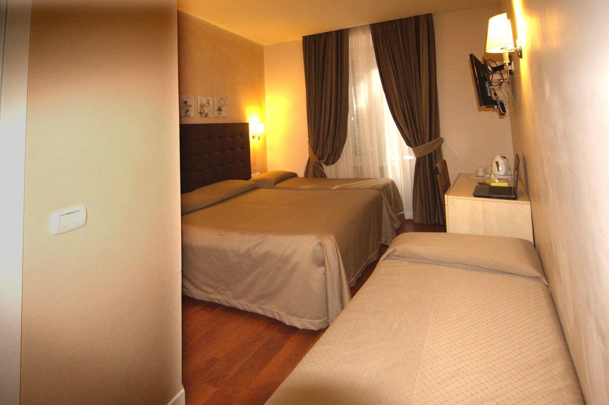 Roma Rooms Colosseum Extérieur photo